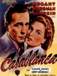 Affiche de « Casablanca » avec un homme en costume et une femme blottie contre lui.