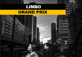 Affiche de « LIMBO » avec la mention « GRAND PRIX », deux personnes dans une rue bordée d’immeubles.