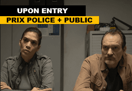 Affiche de « UPON ENTRY » avec deux personnes assises, mention « PRIX POLICE + PUBLIC » visible.