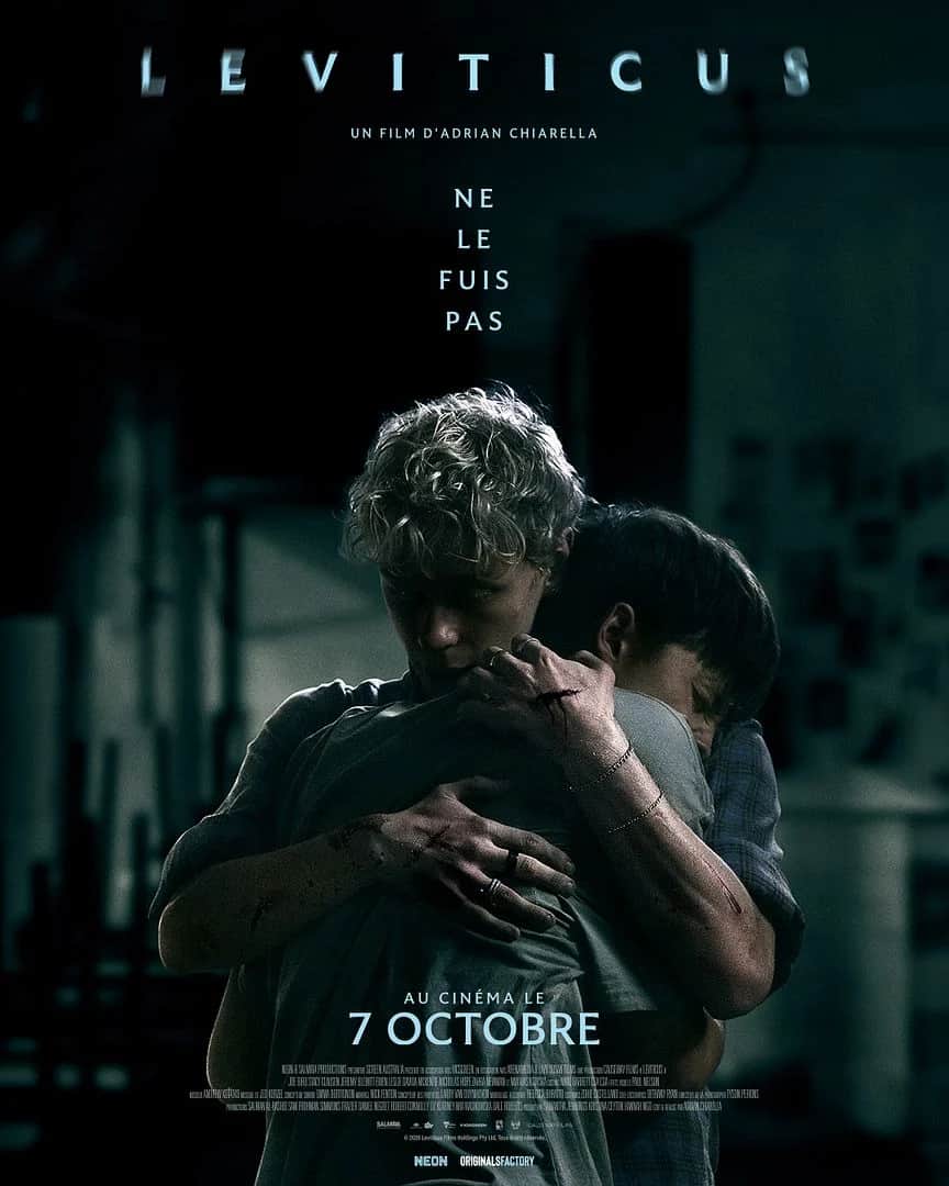 Affiche de « LEVITICUS » montrant deux hommes qui s’enlacent dans une pièce sombre.