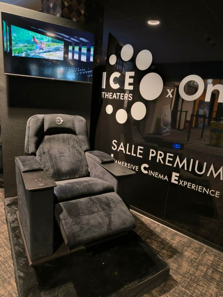Fauteuil de cinéma premium devant l’enseigne « ICE THEATERS » et le texte « SALLE PREMIUM ».