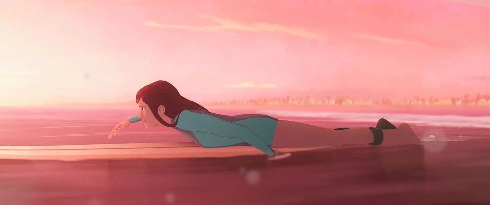 Jeune fille allongée, glissant au-dessus d’une étendue d’eau rose sous un ciel aux teintes pastel.