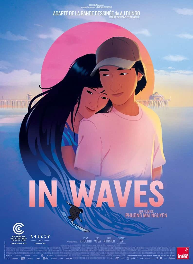 Affiche de « IN WAVES » avec un couple enlacé devant un coucher de soleil et une jetée.