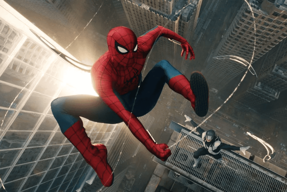 Spider-Man bondit entre les gratte-ciel, tandis qu’un homme masqué se tient sur une plateforme métallique.