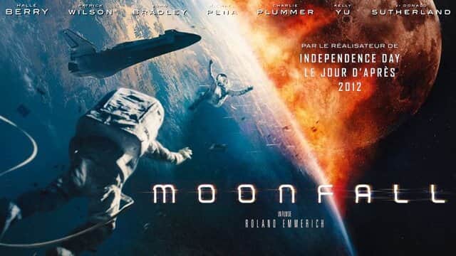 Affiche de « MOONFALL » avec un astronaute flottant dans l'espace devant la Terre et la Lune.