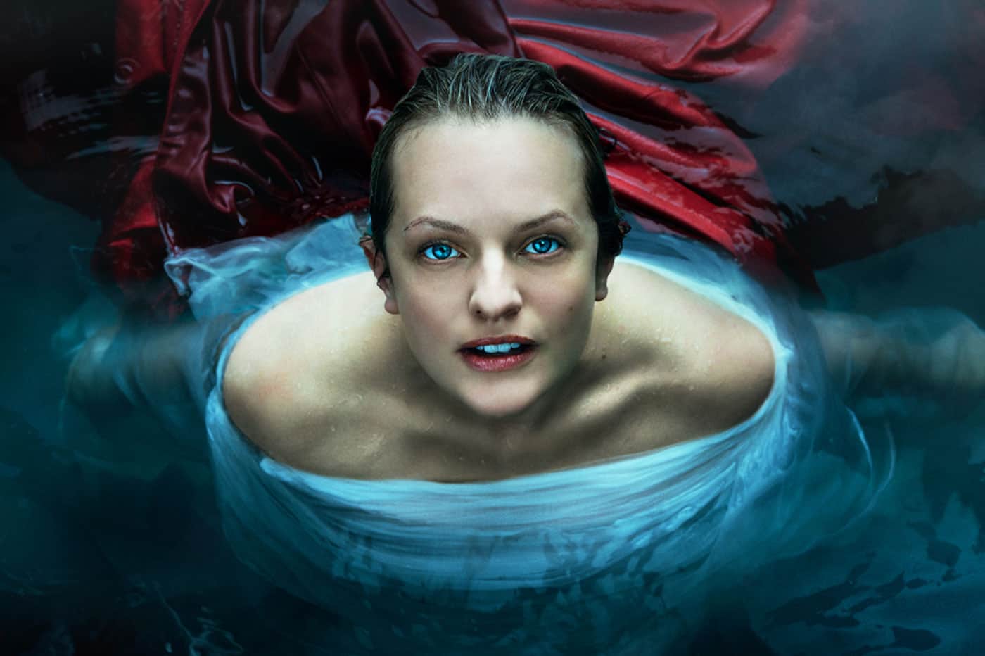 Femme aux yeux bleus émergeant d’une eau sombre, avec un tissu rouge derrière elle