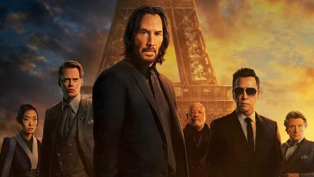 Affiche de « JOHN WICK: CHAPTER 4 » avec un homme en costume sombre devant la tour Eiffel.
