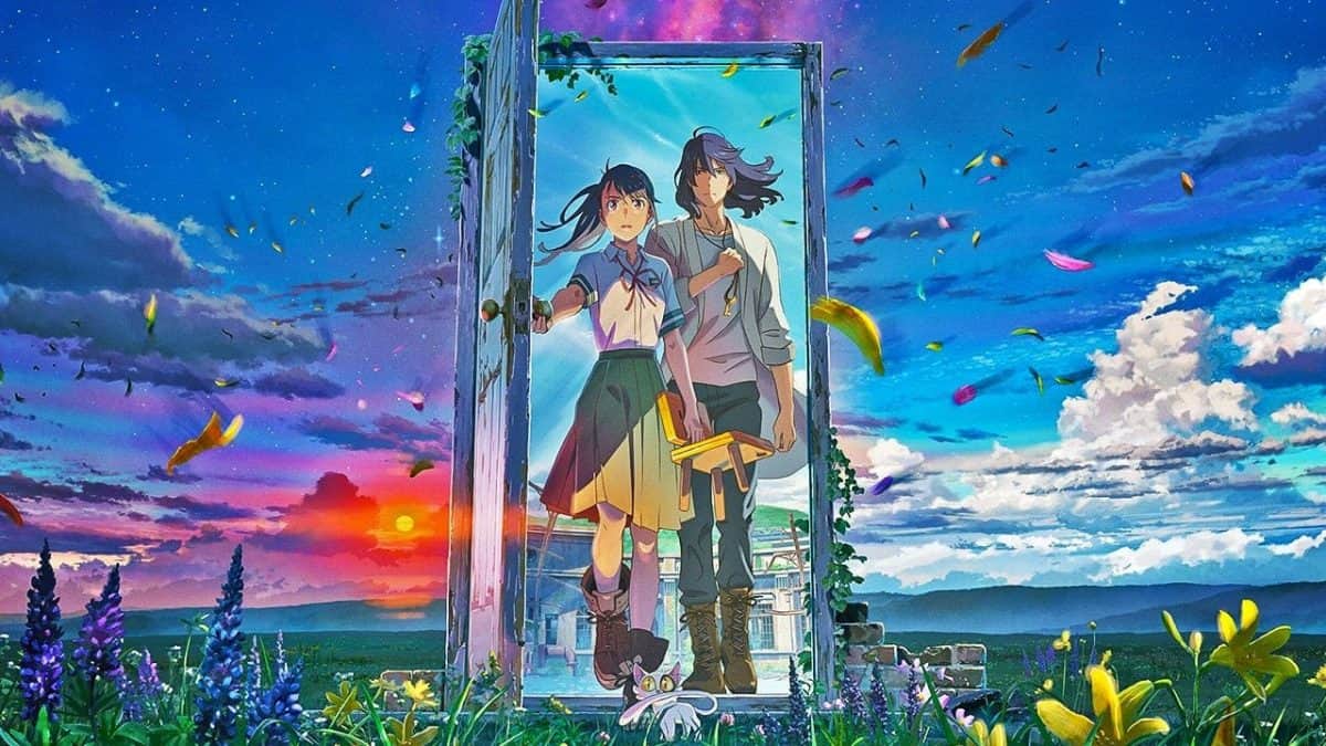 Deux jeunes personnes debout dans l’encadrement d’une porte, au milieu d’un jardin fleuri sous un ciel coloré.