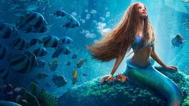 Affiche de « LA PETITE SIRÈNE » avec une sirène aux longs cheveux roux entourée de poissons colorés sous l'eau.