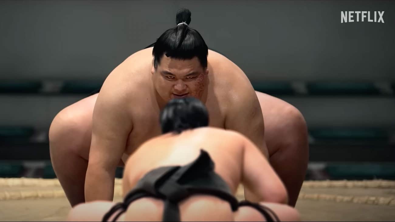 Deux lutteurs de sumo se font face dans un dojo, logo Netflix visible en haut à droite.