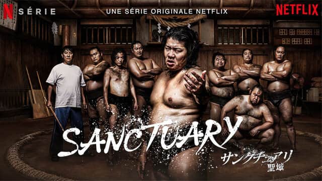 Affiche de « SANCTUARY » avec un groupe de lutteurs de sumo dans un dojo en bois.