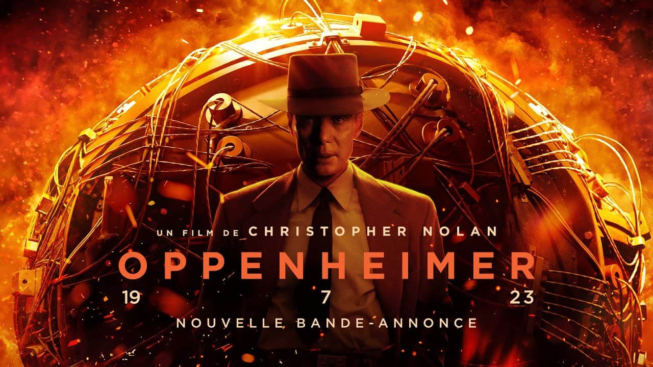 Affiche de « OPPENHEIMER » avec un homme en costume et chapeau devant une explosion orange.