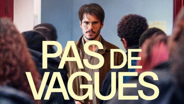 Affiche de « PAS DE VAGUES » avec un homme barbu portant des lunettes entouré de personnes floues.