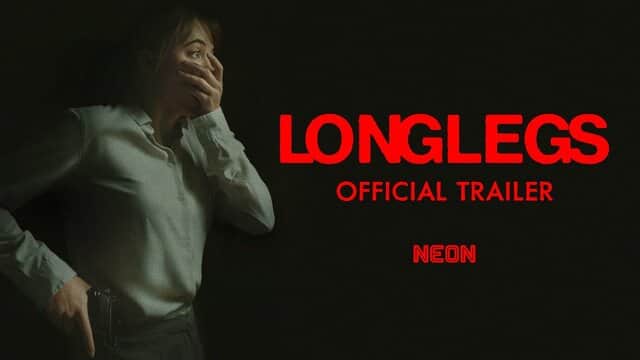 Affiche de « LONGLEGS » avec une personne se couvrant la bouche, texte rouge sur fond noir.