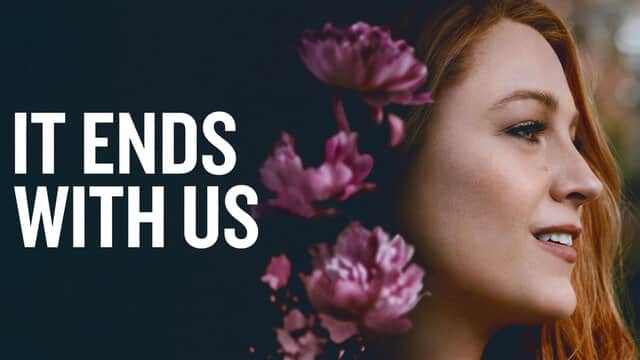 Affiche de « IT ENDS WITH US » avec une femme souriante et des fleurs roses.