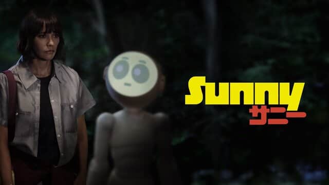 Affiche de « Sunny » avec une femme et un robot au visage lumineux dans une forêt sombre.