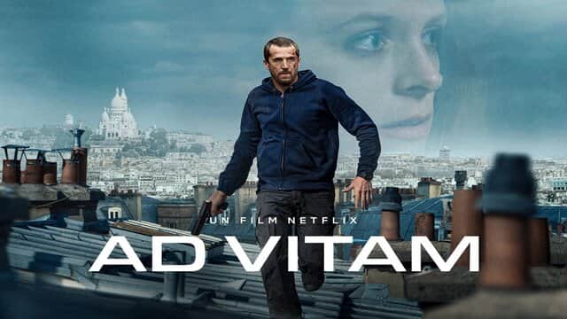 Affiche de « AD VITAM » avec un homme courant sur un toit, fond de ville et visage en transparence.