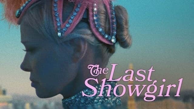 Affiche de « The Last Showgirl » avec une femme portant une coiffe ornée de strass.