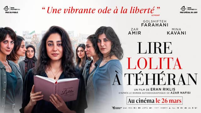 Affiche de « LIRE LOLITA À TÉHÉRAN » avec une femme tenant un livre entourée de plusieurs femmes.