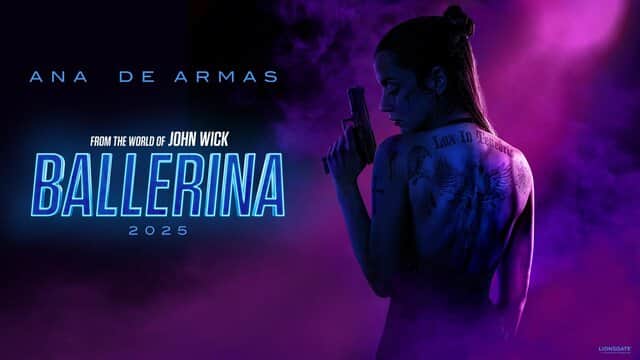 Affiche de « BALLERINA » avec une femme tatouée tenant une arme, éclairée par une lumière violette.