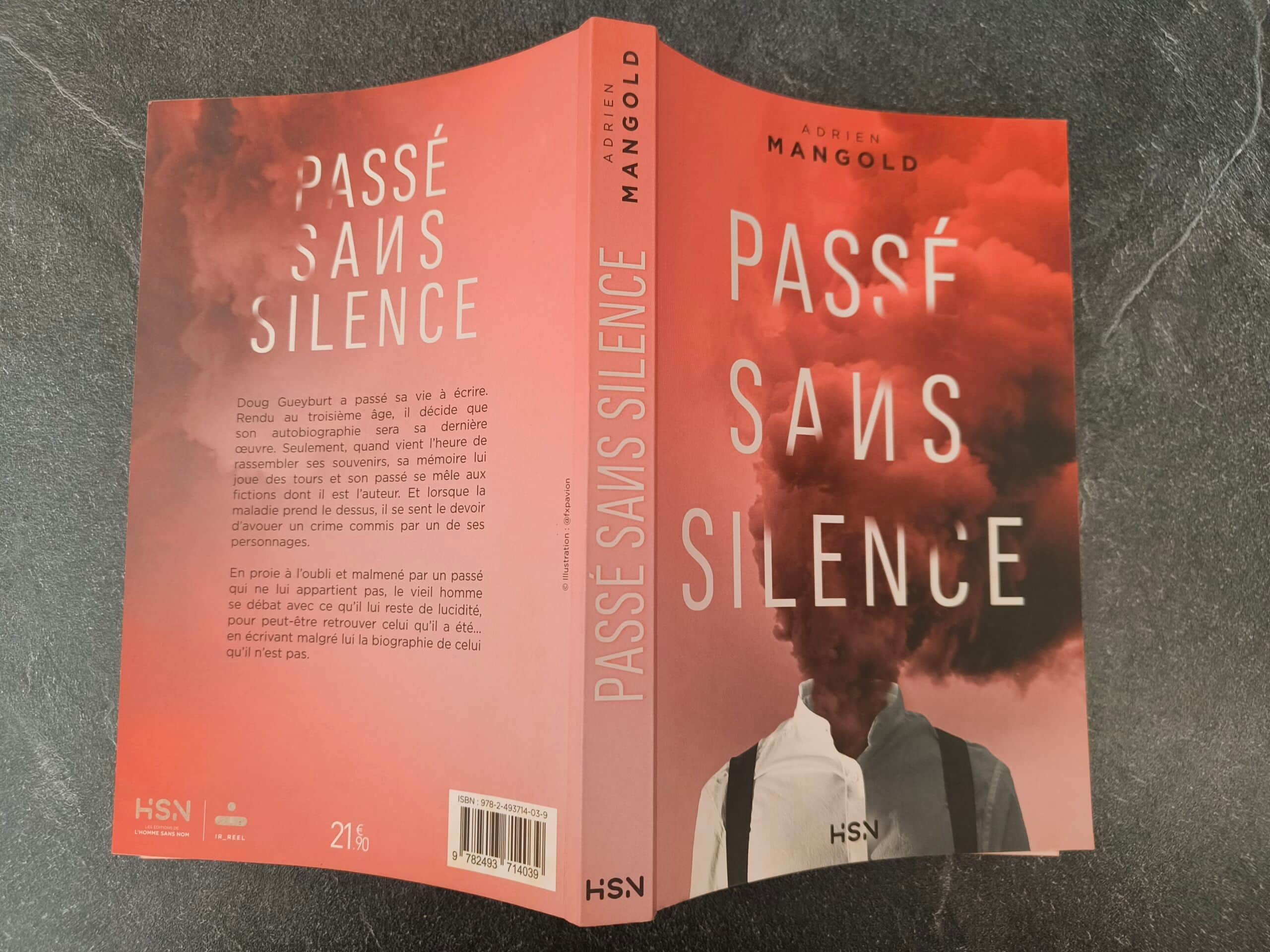 Jaquette de « PASSÉ SANS SILENCE » avec un homme en chemise blanche dont la tête est un nuage de fumée.