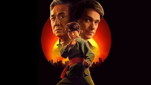 Affiche de « COBRA KAI » avec un jeune en tenue de karaté devant deux hommes sur fond de coucher de soleil.