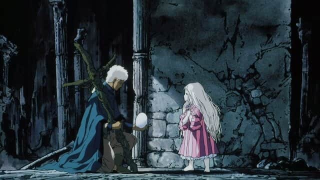 Un homme aux cheveux blancs agenouillé face à une fille aux cheveux longs dans des ruines en pierre.