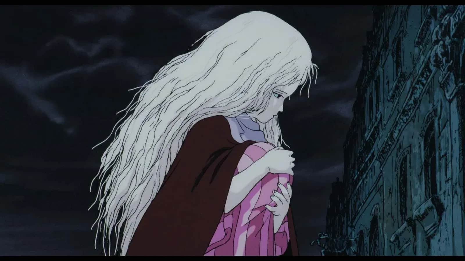 Une femme aux longs cheveux blancs serre dans ses bras un enfant vêtu de rose, devant un mur sombre.