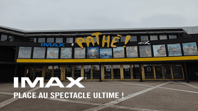 Façade d’un cinéma Pathé avec les mentions IMAX et 4DX, et le slogan « PLACE AU SPECTACLE ULTIME !