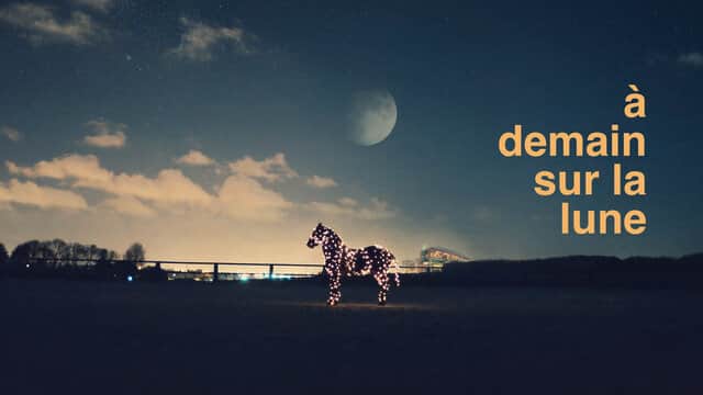 Affiche de « à demain sur la lune » avec un cheval illuminé sous un ciel étoilé.