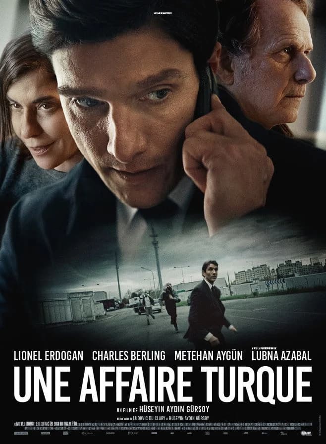 Affiche de « UNE AFFAIRE TURQUE » avec trois visages et un homme en costume courant dans une ville.