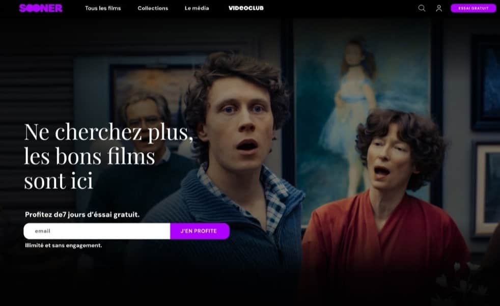 Deux hommes chantent devant des portraits, avec le texte « Ne cherchez plus, les bons films sont ici ».