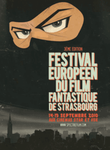 Affiche de « FESTIVAL EUROPÉEN DU FILM FANTASTIQUE DE STRASBOURG » avec un masque orange aux yeux expressifs sur une ville sombre.