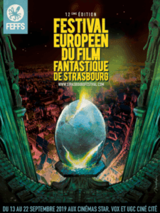 Affiche de « FESTIVAL EUROPÉEN DU FILM FANTASTIQUE DE STRASBOURG » avec un globe lumineux dans une ville fantastique.