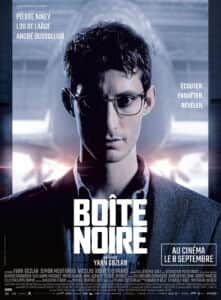 Affiche de « BOÎTE NOIRE » avec un homme à lunettes éclairé en clair-obscur.