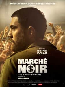 Affiche de « MARCHÉ NOIR » avec un homme barbu au milieu d’une foule levant les mains.