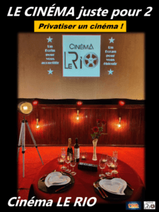 Affiche de « LE CINÉMA juste pour 2 » montrant une table dressée dans une salle, avec le texte « Cinéma LE RIO ».