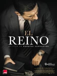 Affiche de « EL REINO » avec un homme en costume penché au-dessus d’une table, une mallette à la main.