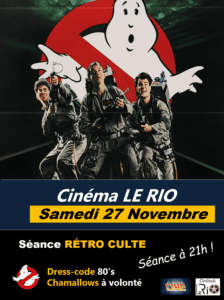 Affiche de « Cinéma LE RIO » avec trois chasseurs de fantômes devant un fantôme blanc géant et une voiture rouge