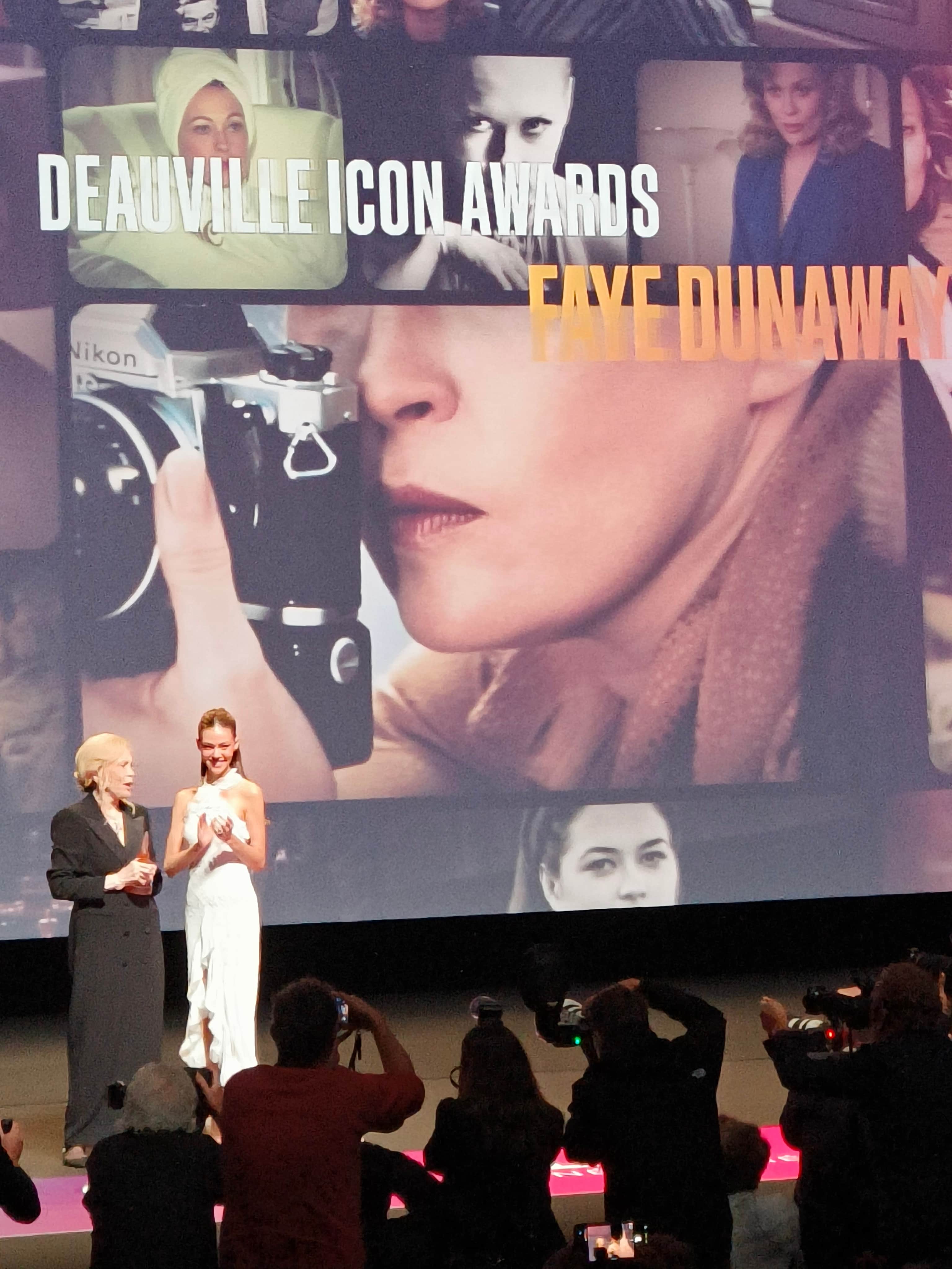 Affiche de « DEAUVILLE ICON AWARDS » avec Faye Dunaway en gros plan, tenant un appareil photo Nikon.