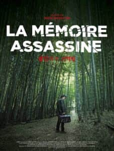 Affiche de « LA MÉMOIRE ASSASSINE » avec une personne portant une valise dans une forêt de bambous