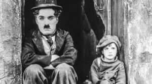 Un homme et un enfant assis dans l’encadrement d’une porte en pierre