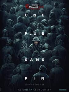 Affiche de « UNE PLUIE SANS FIN » avec une foule de silhouettes encapuchonnées et un homme au centre sous la pluie.