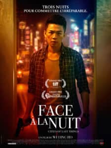 Affiche de « FACE À LA NUIT » avec un homme au centre, dans une rue nocturne éclairée de néons.