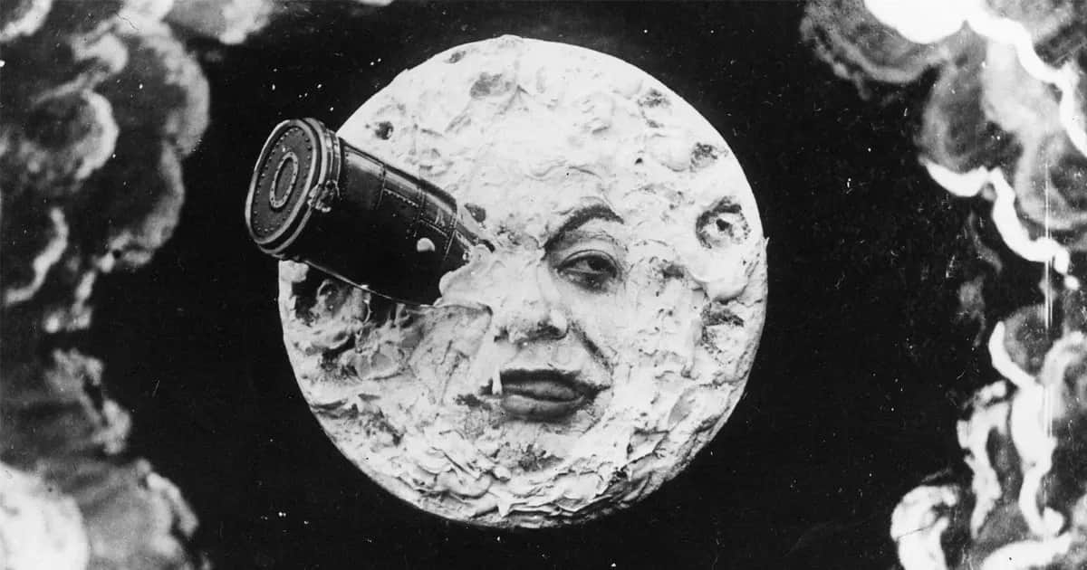 Un visage humain sculpté sur la Lune, transpercé par un obus, entouré de fumée en noir et blanc