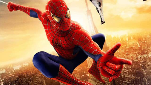 Affiche de « SPIDER-MAN » avec un super-héros en costume rouge et bleu, lançant une toile au-dessus d'une ville au coucher du soleil.