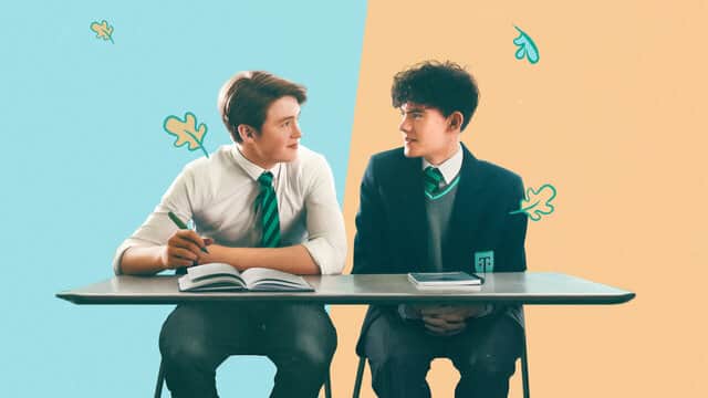 Deux jeunes hommes en uniforme scolaire assis à une table, se regardant avec un fond divisé bleu et orange.