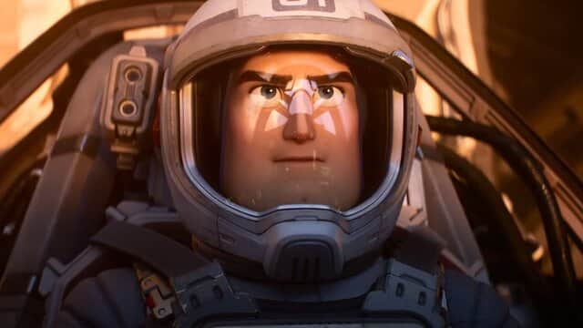 Personnage animé en combinaison spatiale dans un cockpit, regard déterminé vers l'avant.