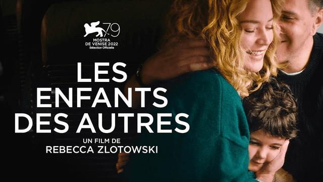 Affiche de « LES ENFANTS DES AUTRES » avec un couple souriant étreignant un enfant, texte de la Mostra de Venise 2022.