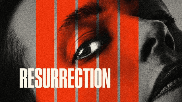 Affiche de « RESURRECTION » avec un visage en gros plan derrière des bandes rouges verticales.